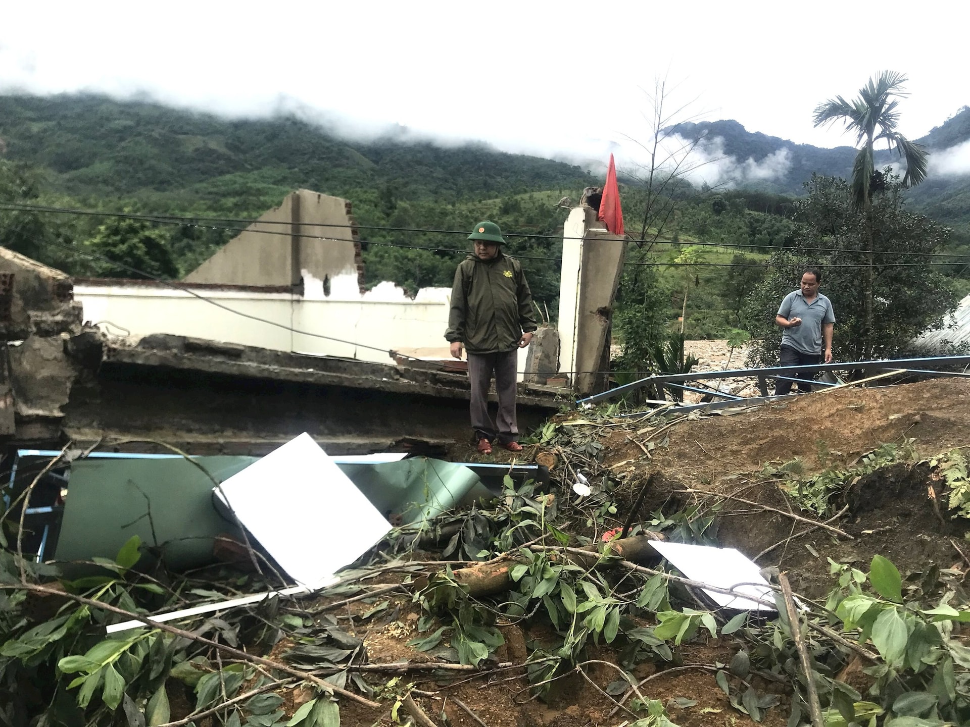 Lãnh đạo xã Trà Giáp kiểm tra hiện trường sạt lở nhà ông Nguyễn Thanh Ái. Ảnh: NGUYỄN BÌNH