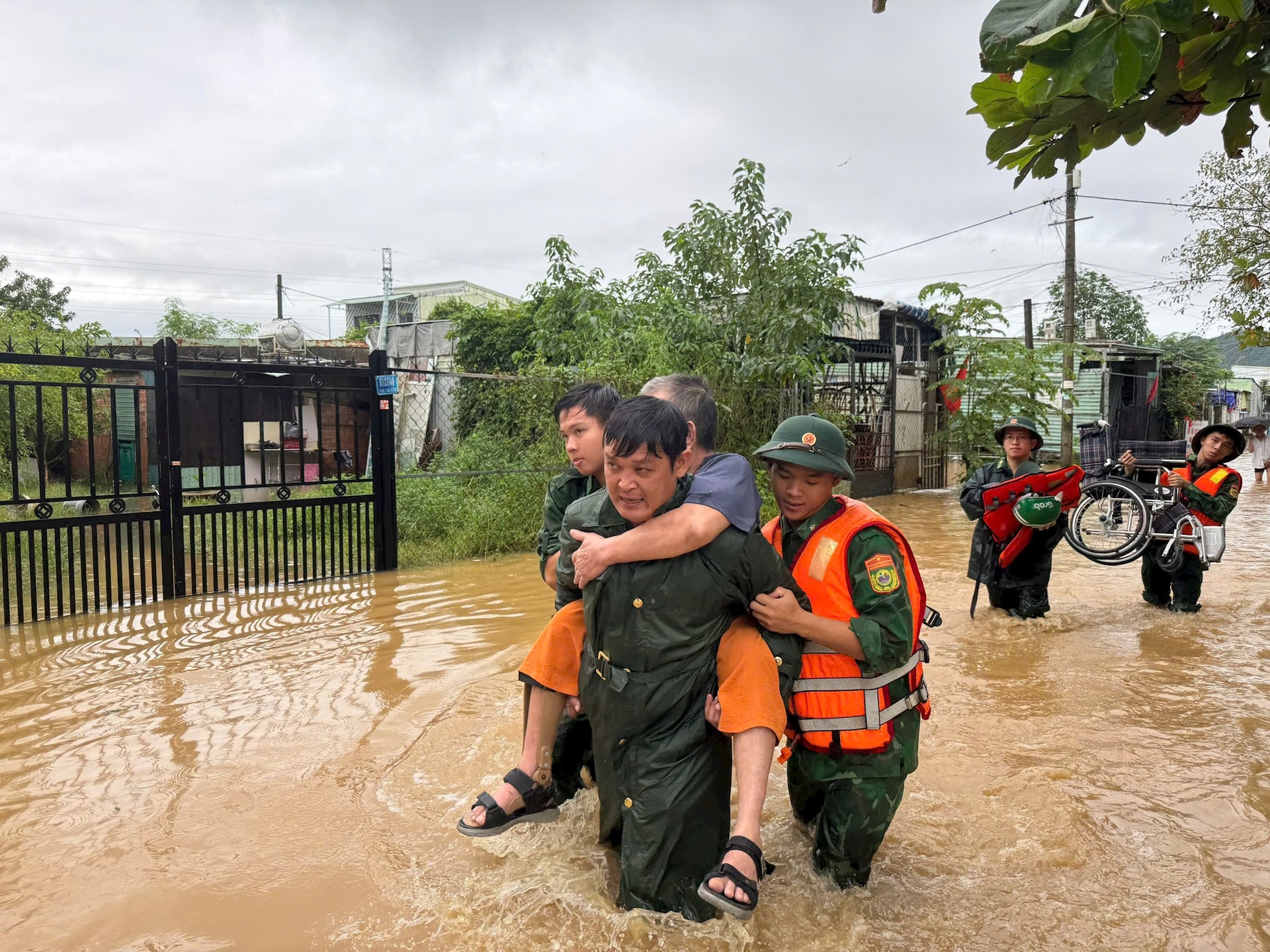 På morgonen den 3 november förde styrkor från Hai Vans gränsbevakningsstation Le Phuc Vinh (1961), bosatt på Alley 127/40, Me Suot Street, som hade haft en stroke och inte kunde gå, till en säker plats.