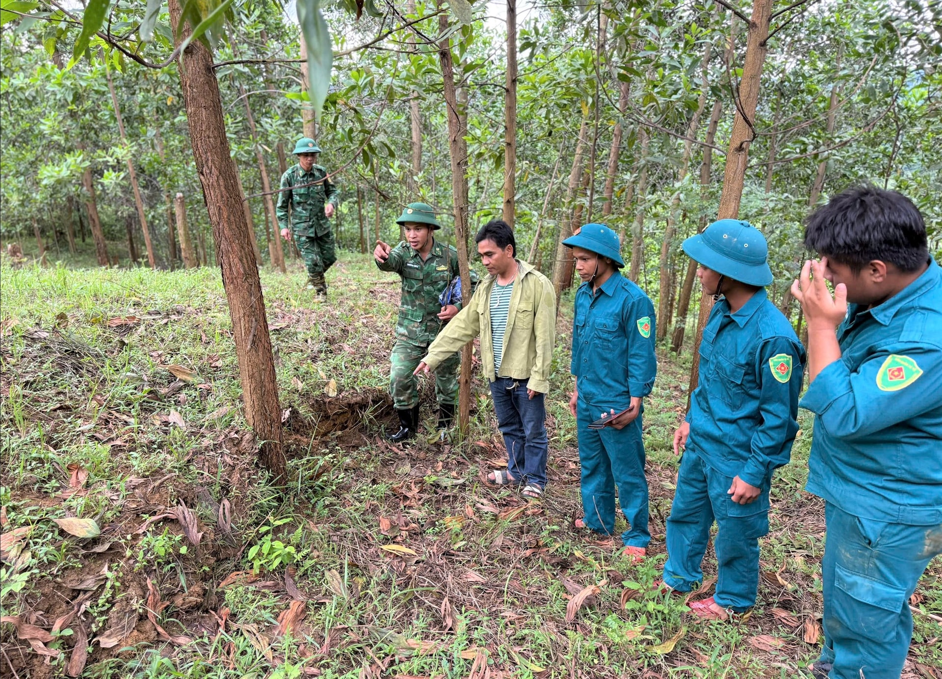 ຮອຍແຕກໃໝ່ໄດ້ຖືກຄົ້ນພົບຢູ່ເທິງເນີນພູ, ສືບຕໍ່ຮອຍແຕກທີ່ຄົ້ນພົບກ່ອນໜ້ານີ້. ຮູບພາບ: A HAI