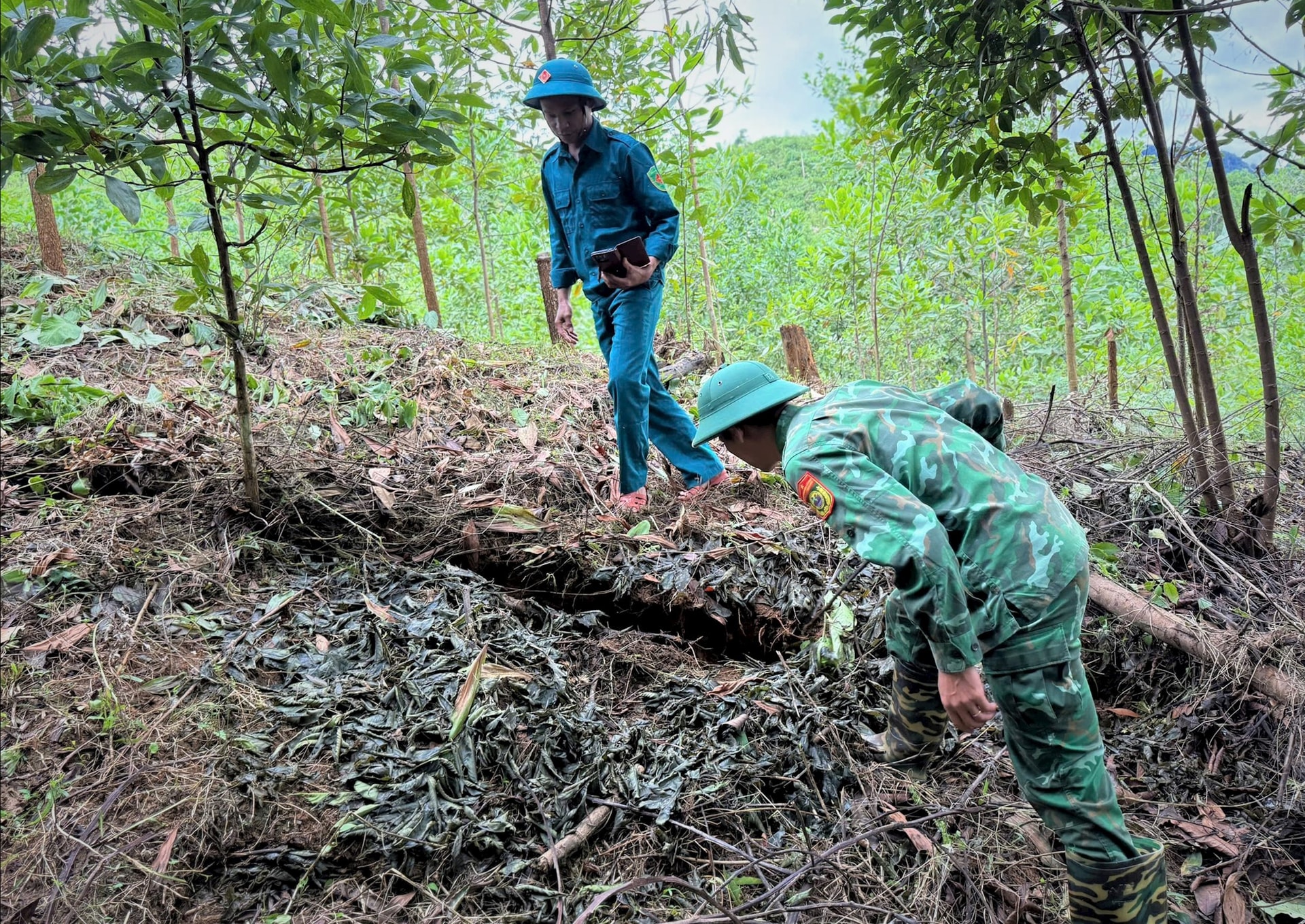 ຮອຍແຕກໃໝ່ໄດ້ຖືກຄົ້ນພົບຢູ່ເທິງເນີນພູທີ່ຢູ່ຂ້າງມັນ, ສືບຕໍ່ຮອຍແຕກທີ່ຄົ້ນພົບກ່ອນໜ້ານີ້. ຮູບພາບ: A HAI