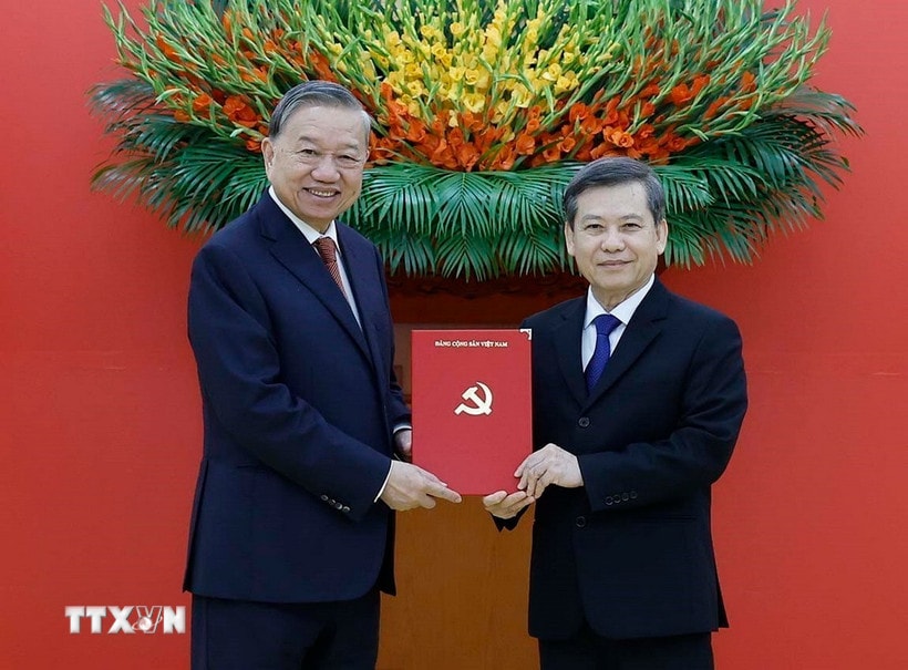 Tổng Bí thư Tô Lâm trao Quyết định của Bộ Chính trị điều động, phân công, bổ nhiệm đồng chí Lê Minh Trí giữ chức Phó Trưởng Ban Thường trực Ban Nội chính Trung ương. (Ảnh: Thống Nhất/TTXVN)