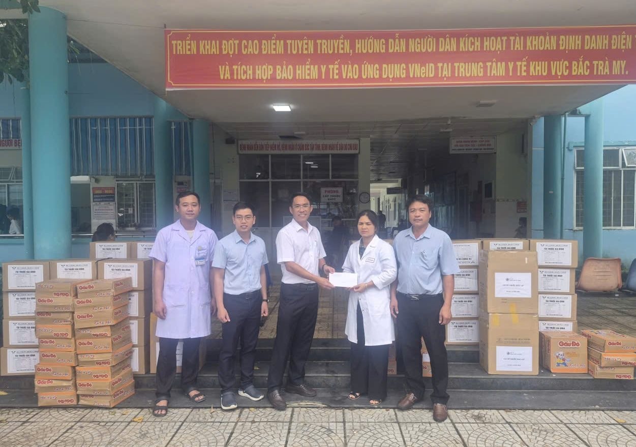 ប្រធាន​មន្ទីរ​សុខាភិបាល និង​ឱសថស្ថាន​សម្រាប់​មជ្ឈមណ្ឌល​វេជ្ជសាស្ត្រ​ភូមិភាគ​បាក់ត្រាខ្ញុំ 1.jpg