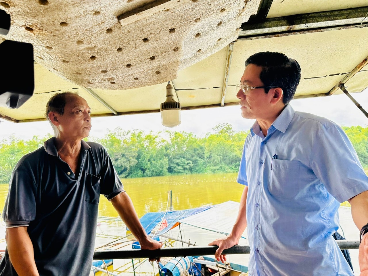 Phó Chủ tịch UBND thành phố Trần Nam Hưng động viên gia đình ông Trần Văn Lên nên sớm di dời đến nơi ở mới.