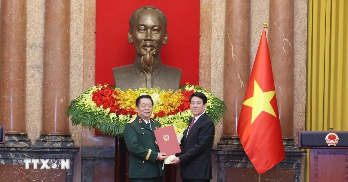 Chủ tịch nước Lương Cường trao Quyết định bổ nhiệm đồng chí Nguyễn Trọng Nghĩa giữ chức Chủ nhiệm Tổng cục Chính trị Quân đội nhân dân Việt Nam, đồng thời thăng quân hàm từ Thượng tướng lên Đại tướng. (Ảnh: Lâm Khánh/TTXVN)