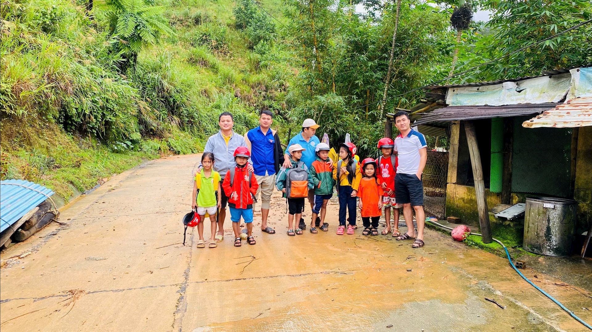 Giáo viên Trường Tiểu học Kim Đồng giúp học sinh quay lại trường sau mưa lũ.