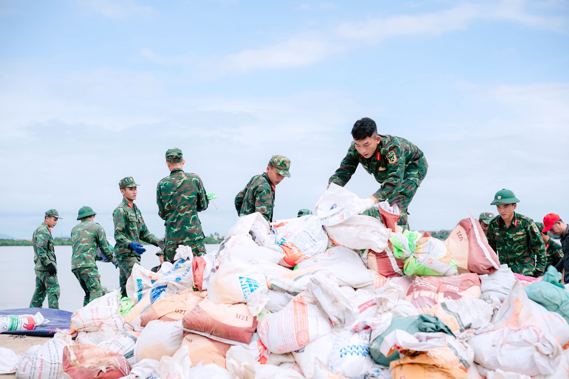 កម្លាំងបានទម្លាក់បាវខ្សាច់ រៀបចំទ្រុងថ្ម គ្របដោយក្រណាត់ជ័រ ដើម្បីការពារការហូរច្រោះ និងបានប្រើប្រាស់អេស្កាវ៉ាទ័រ និងរថយន្តដឹកជញ្ជូនដីជាង ២៧,០០០ ម៉ែត្រគូប ដើម្បីពង្រឹងទីតាំងដែលងាយរងគ្រោះ។ រូបថត៖ BA