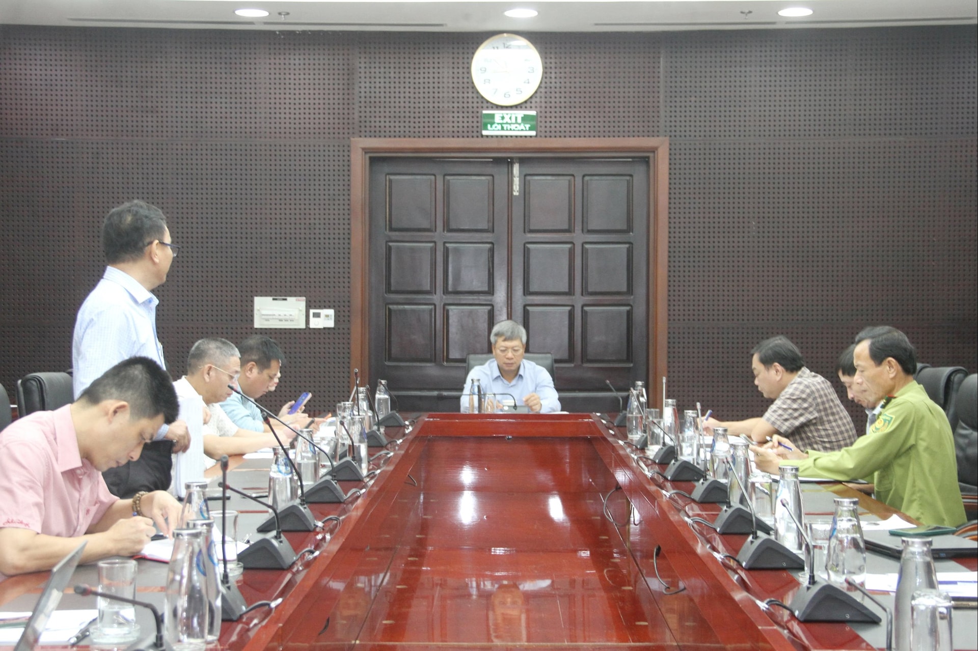 អនុប្រធានគណៈកម្មាធិការប្រជាជនទីក្រុង Da Nang លោក Ho Quang Buu បានដឹកនាំកិច្ចប្រជុំដើម្បីស្តាប់របាយការណ៍វឌ្ឍនភាពនៃកម្មវិធីអភិវឌ្ឍន៍យិនស៊ិនវៀតណាមរហូតដល់ឆ្នាំ 2030 និងពិភាក្សាអំពីដំណោះស្រាយដើម្បីអនុវត្តគម្រោងសាងសង់មជ្ឈមណ្ឌលឱសថជាតិដែលមានយិនស៊ិន Ngoc Linh ជាដំណាំចម្បង។ រូបថត៖ TRONG HUNG