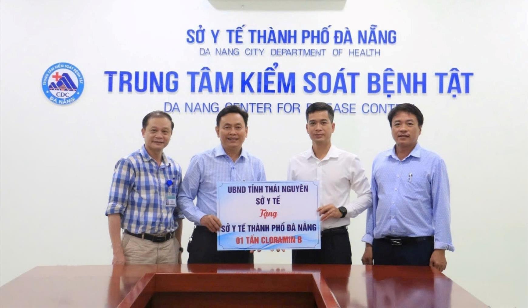 Lãnh đạo Sở Y tế thành phố tiếp nhận Cloramin B do Sở Y tế tỉnh Thái Nguyên hỗ trợ. Ảnh: LÊ HÙNG