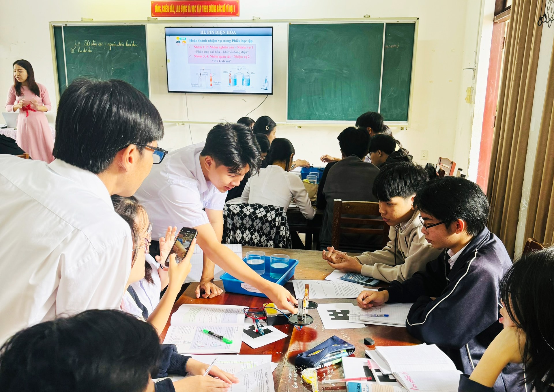 Elever på Thanh Tong High School utvecklar kreativitet i klassrummet.jpg