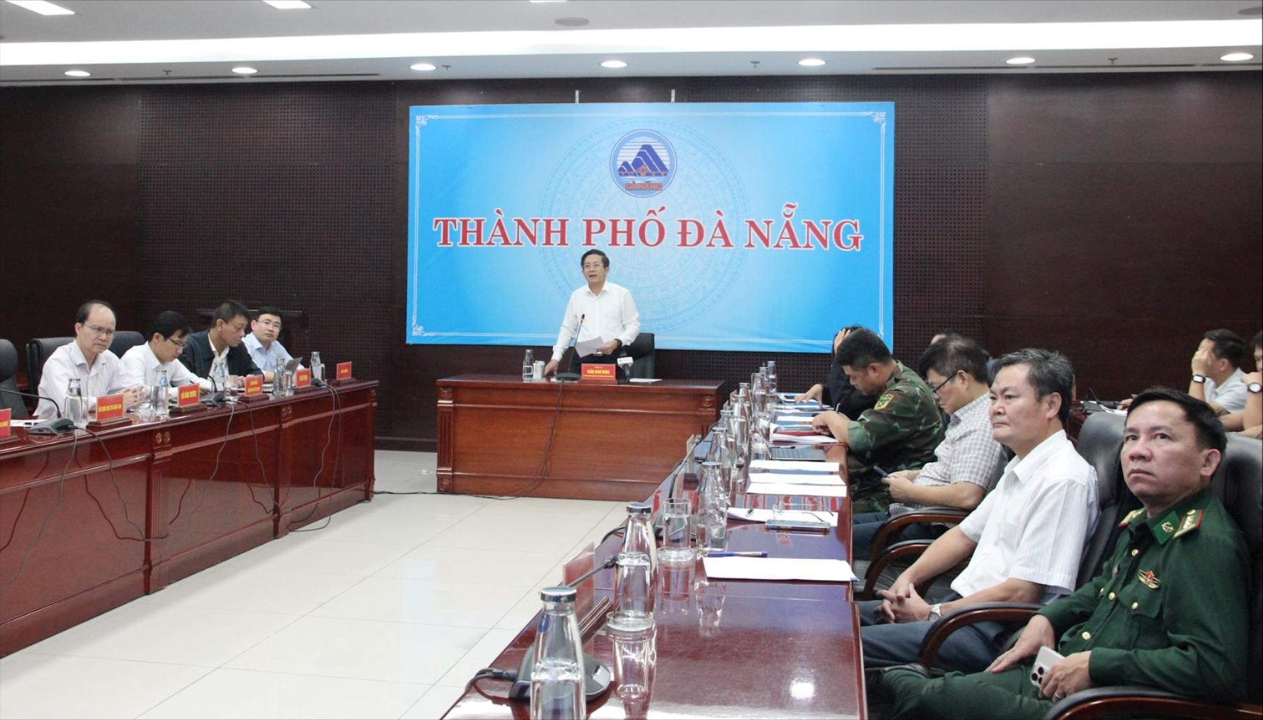 Scenă de întâlnire la podul orașului Da Nang. Fotografie: XUAN HAU