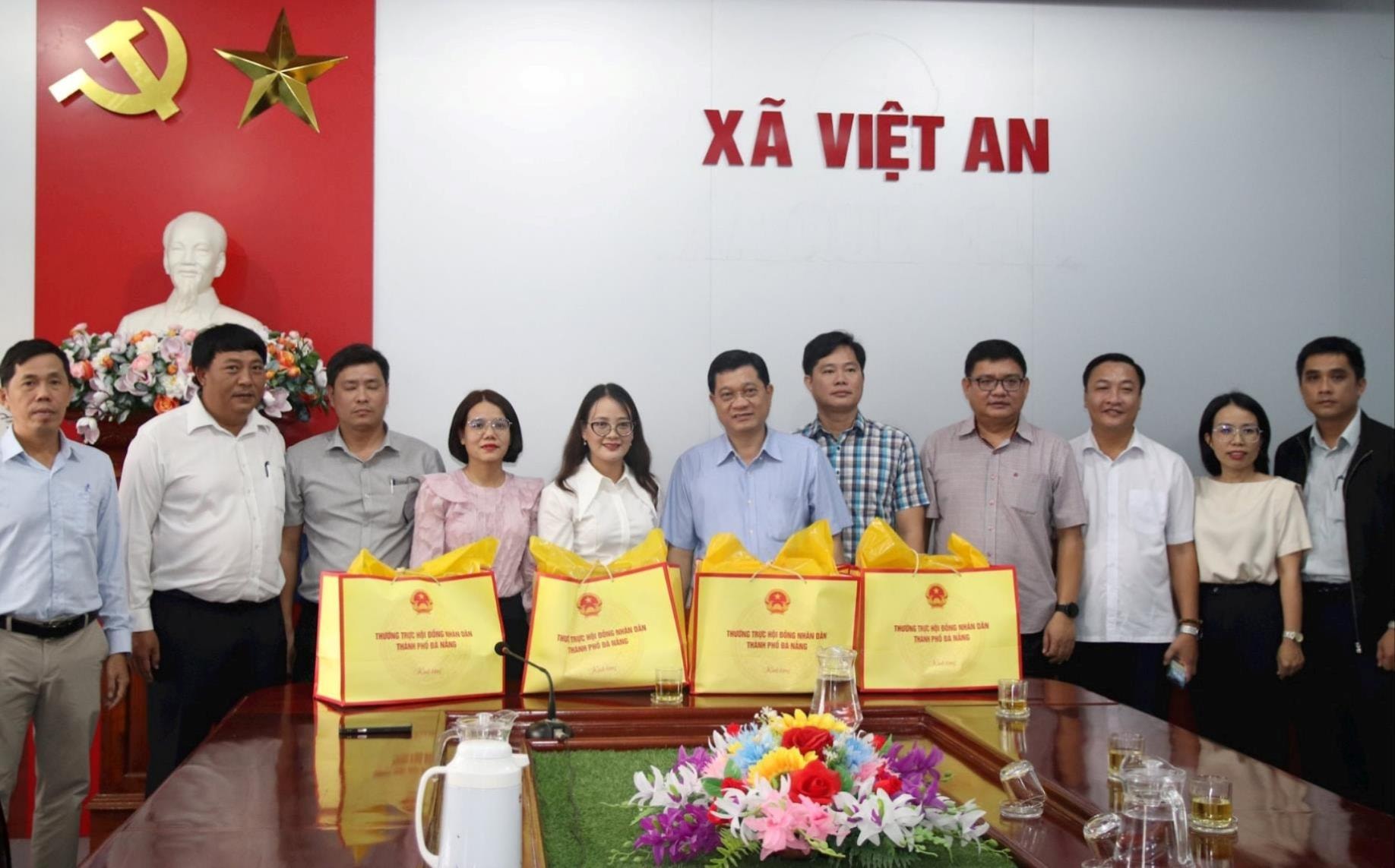 משלחת העבודה של הוועדה הקבועה של מועצת העם העירונית העניקה מתנות לקומונה של וייטנאם. צילום: ט. הוי