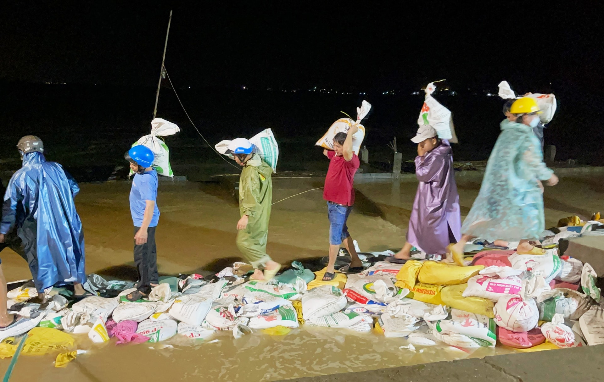 Người dân thôn An Lương thức trắng đêm hỗ trợ lực lượng chức năng gia cố tuyến kè bị sạt lở