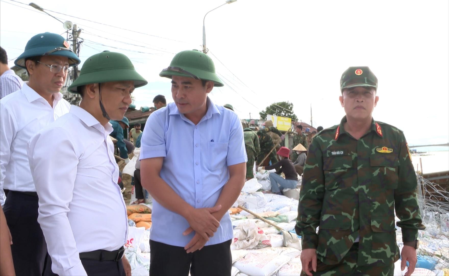 סגן מזכיר קבוע של ועדת המפלגה של העיר דא נאנג, נגוין דין וין, בודק את סוללת אן לואנג. צילום: שואן טהין