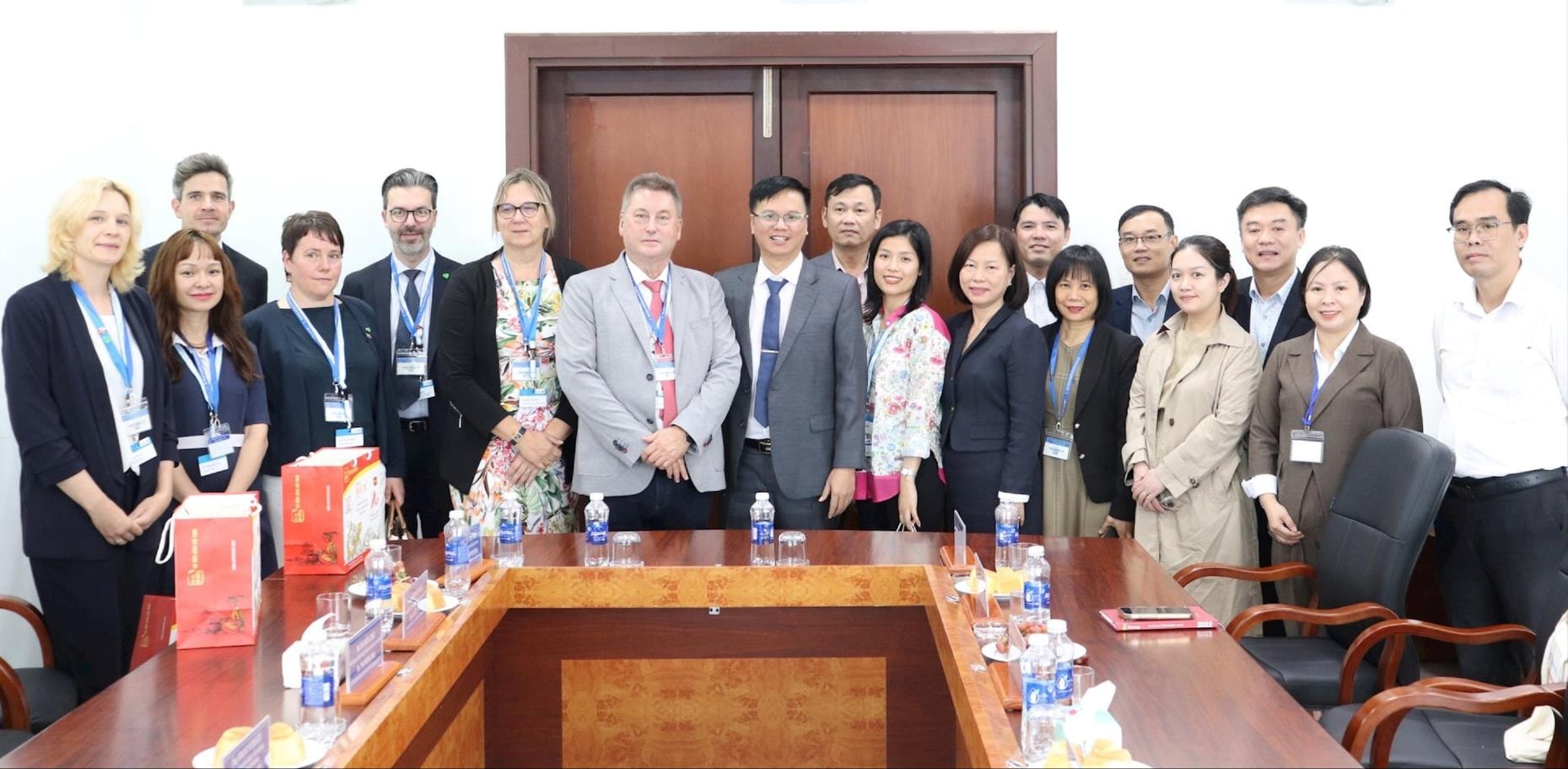 ຄະນະ​ຜູ້​ແທນ​ໄດ້​ຖ່າຍຮູບ​ທີ່​ລະນຶກ​ກັບ​ບັນດາ​ພະ​ແນ​ກ, ສາຂາ​ນະຄອນ ດ່າ​ນັງ. ພາບ: NGOC HA