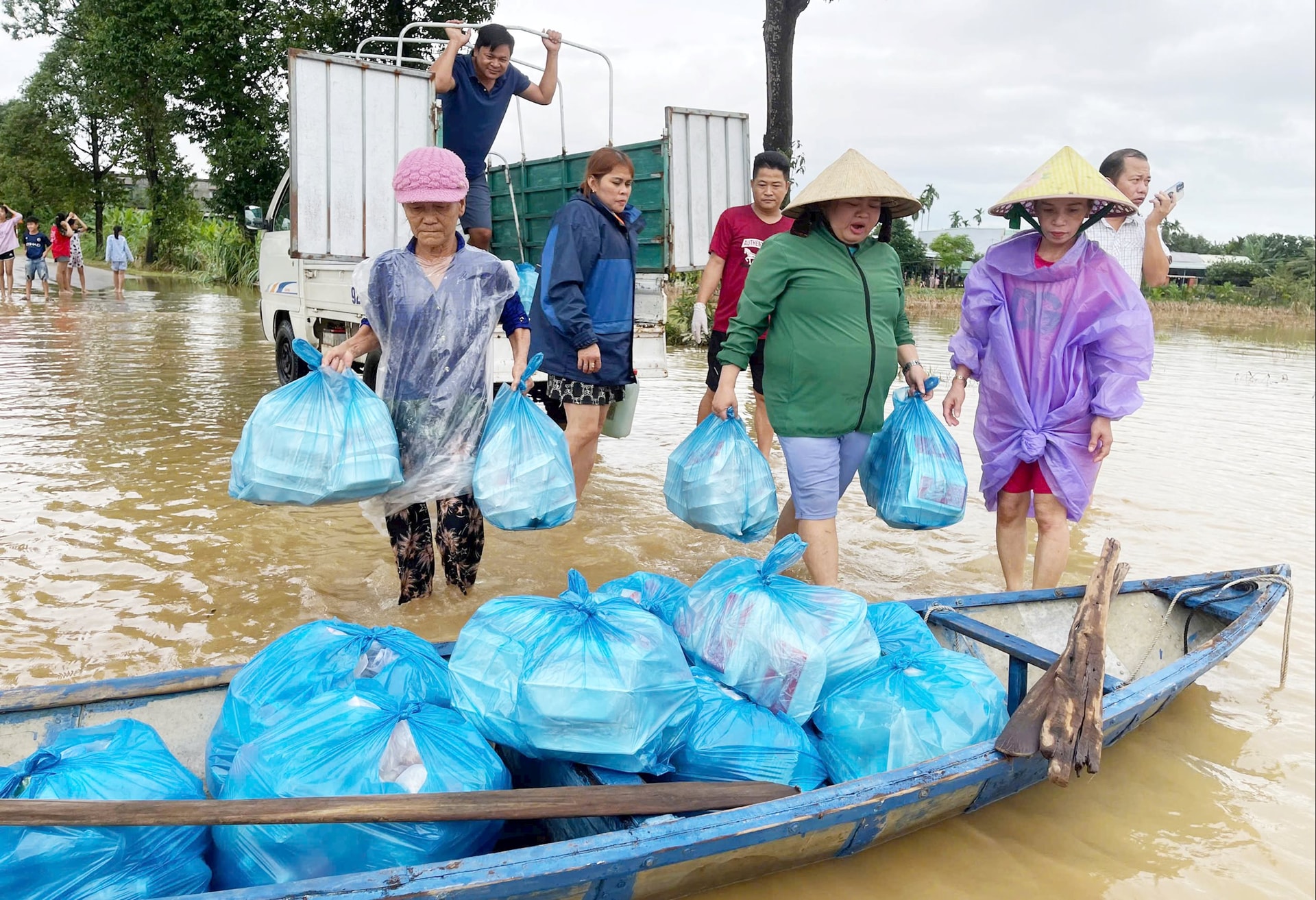 Với phương châm 4 tại chỗ, người dân phát huy tinh thần đoàn kết, hỗ trợ nhau trong thiên tai