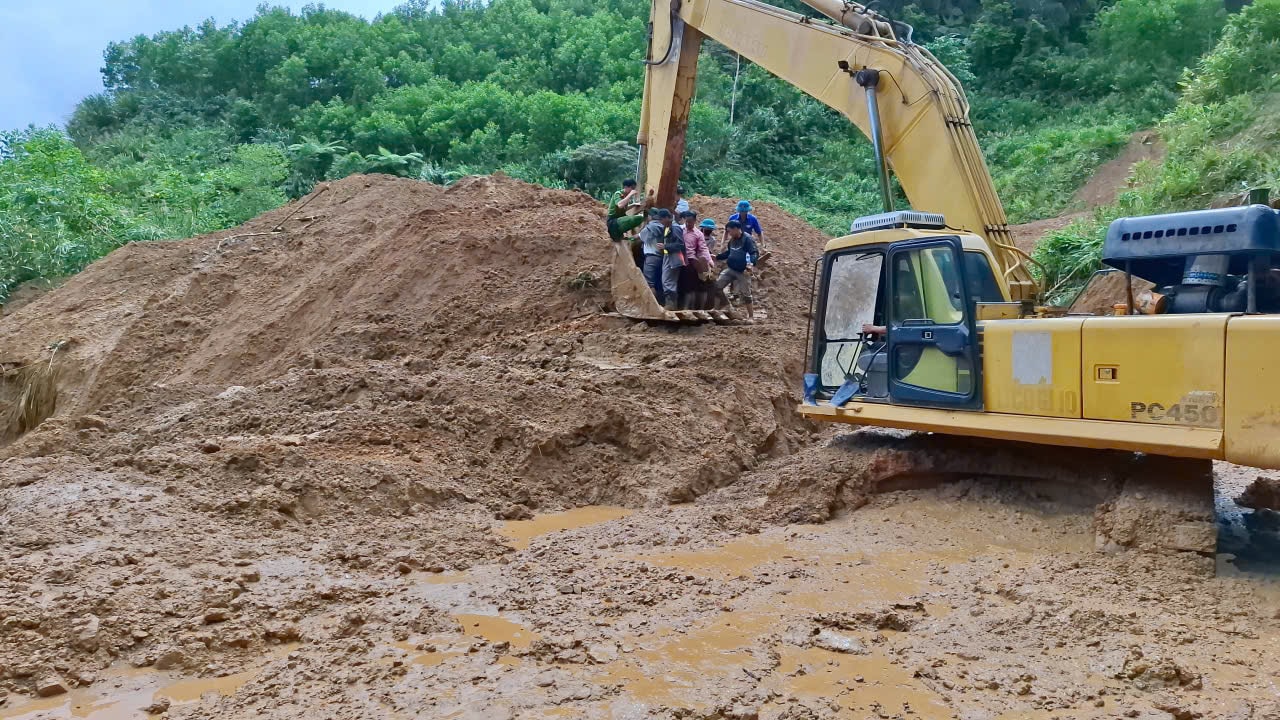 Xe múc là phương tiện giúp di chuyển qua vùng sạt lở để vào thôn Tăk Lũ (xã Nam Trà My). Ảnh: N.LINH