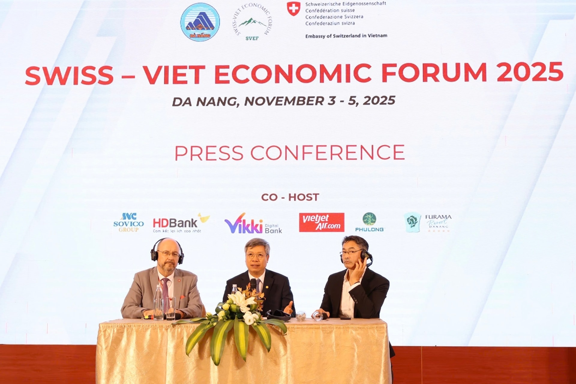 Phó Chủ tịch UBND thành phố Hồ Quang Bửu (giữa) cùng đại diện SVEF chia sẻ họp báo sau Diễn đàn kinh tế Thuỵ Sĩ - Việt Nam 2025. Ảnh: M.QUẾ