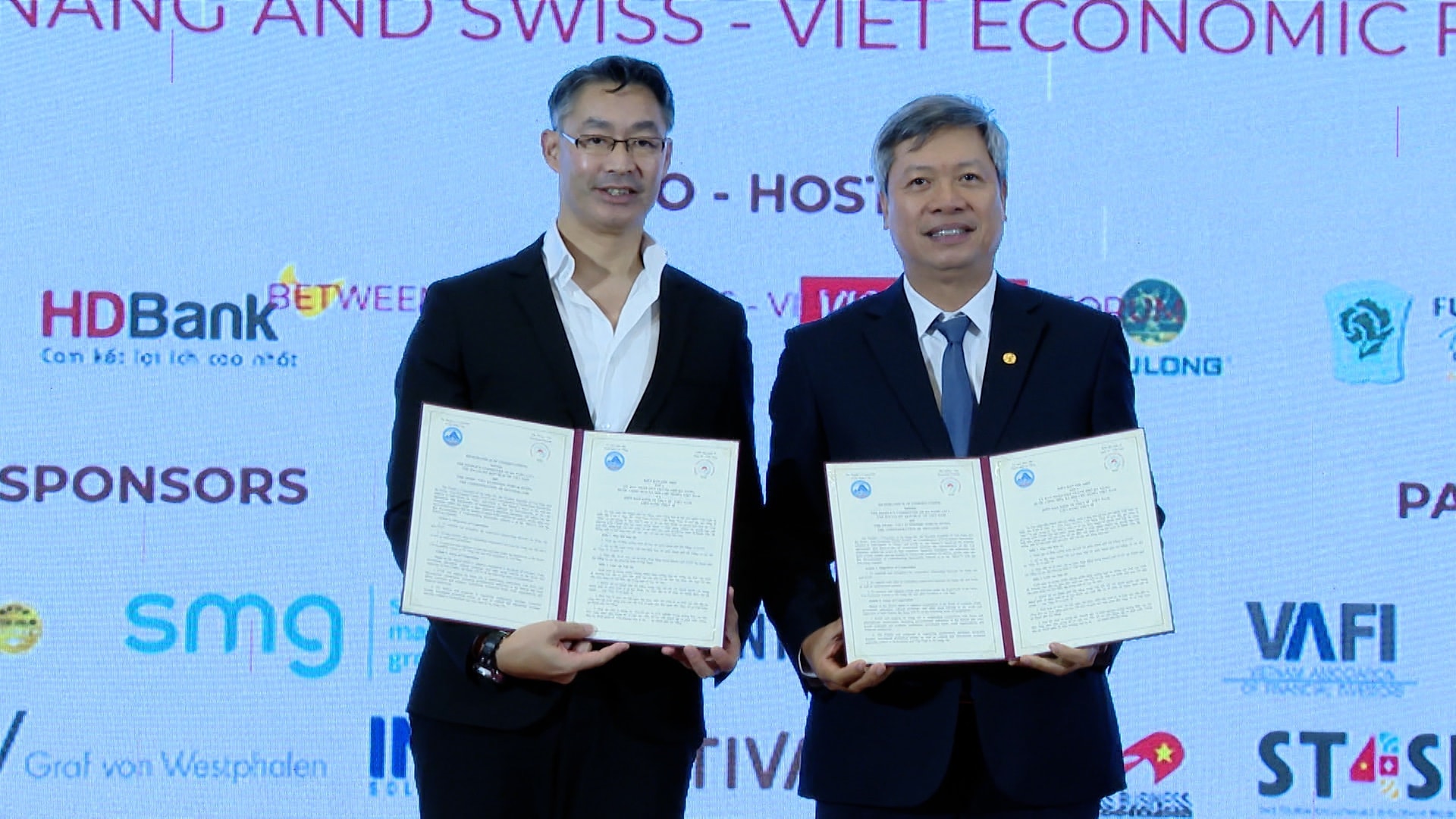 Phó Chủ tịch UBND thành phố Hồ Quang Bửu (bên phải) trao biên bản ghi nhớ hợp tác với Chủ tịch SVEF Philipp Rosler. Ảnh: M.QUẾ