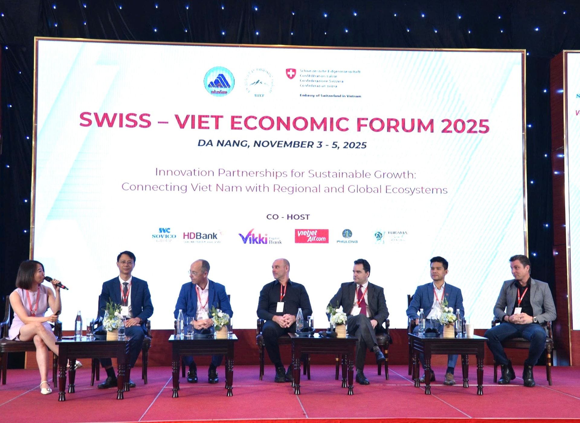 Các đại biểu tham dự phiên chuyên đề “Từ hợp tác song phương đến chuỗi giá trị đa phương”. Ảnh: M.QUẾ