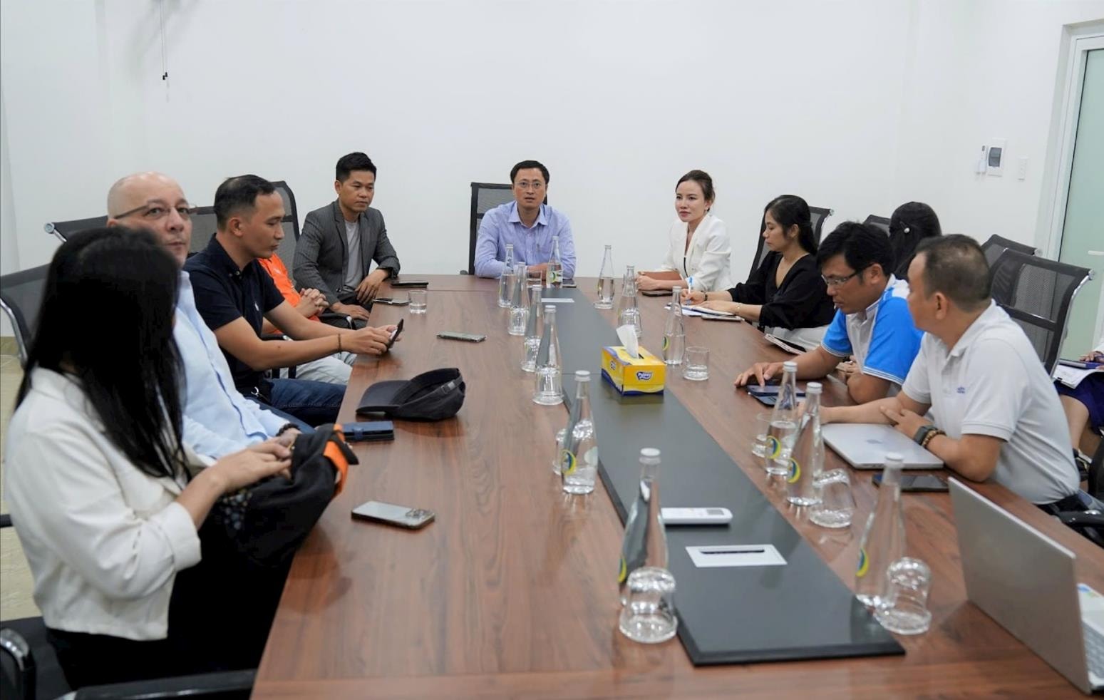 Το Κέντρο Υποστήριξης Καινοτόμων Νεοφυών Επιχειρήσεων της πόλης Ντα Νανγκ συνεργάστηκε με το Crossfund Vietnam το απόγευμα της 5ης Νοεμβρίου. Φωτογραφία: VAN HOANG