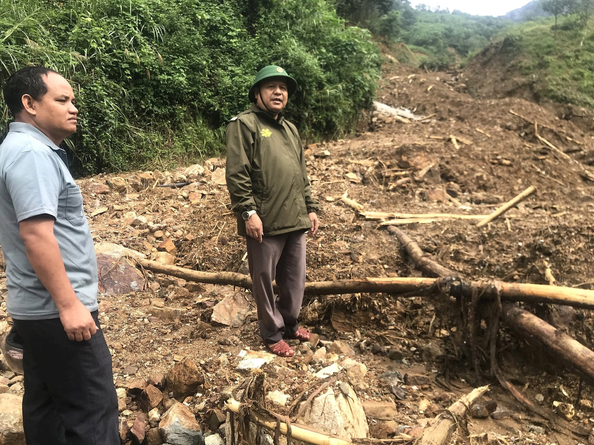 ເສັ້ນທາງໄປບ້ານ 3, ຕາແສງ ຈ່າງຢ໋າບ ຖືກດິນເຈື່ອນຢ່າງສິ້ນເຊີງ, ເຮັດໃຫ້ມີ 256 ຄອບຄົວ, ປະຊາຊົນ 988 ຄົນຂອງທັງບ້ານ. ພາບ: NGUYEN BINH
