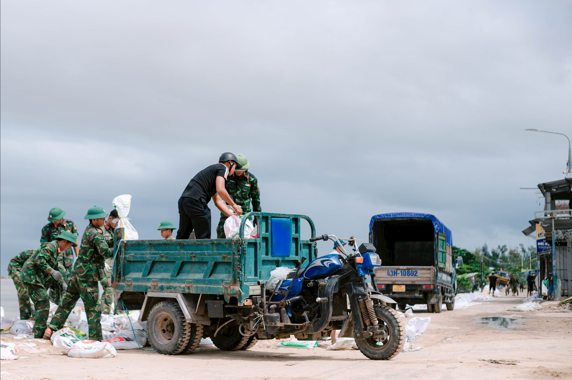 A Duy Nghia község Népi Bizottsága együttműködött a fegyveres erőkkel és a helyi lakosokkal, hogy proaktívan megvalósítsák az An Luong töltés megépítésének terveit. Fotó: BAO LA