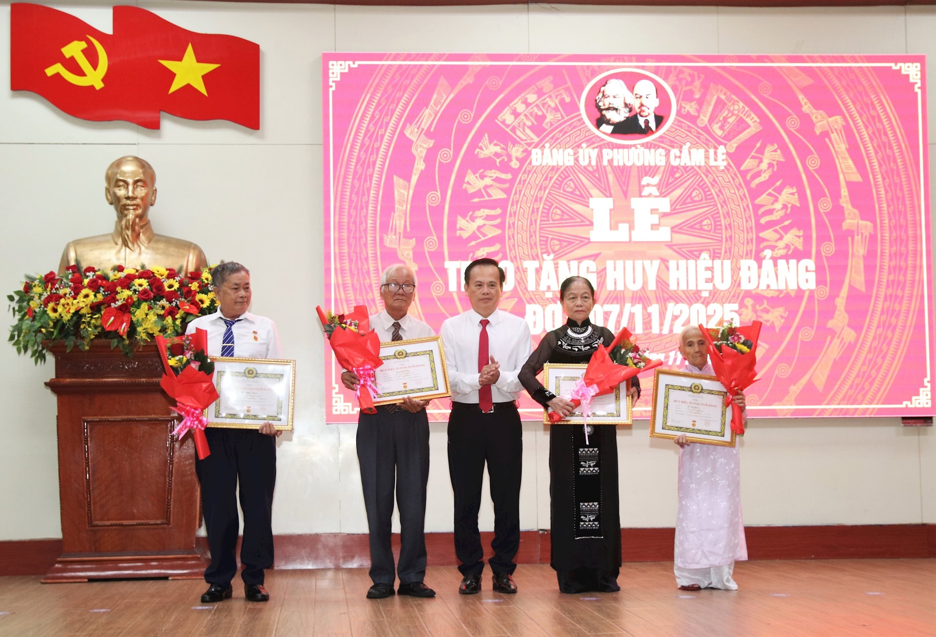 Bí thư Đảng ủy phường Cẩm Lệ Nguyễn Hoài Nam (giữa) trao Huy hiệu Đảng cho các đảng viên đủ tiêu chuẩn tại buổi lễ. Ảnh: TRỌNG HUY