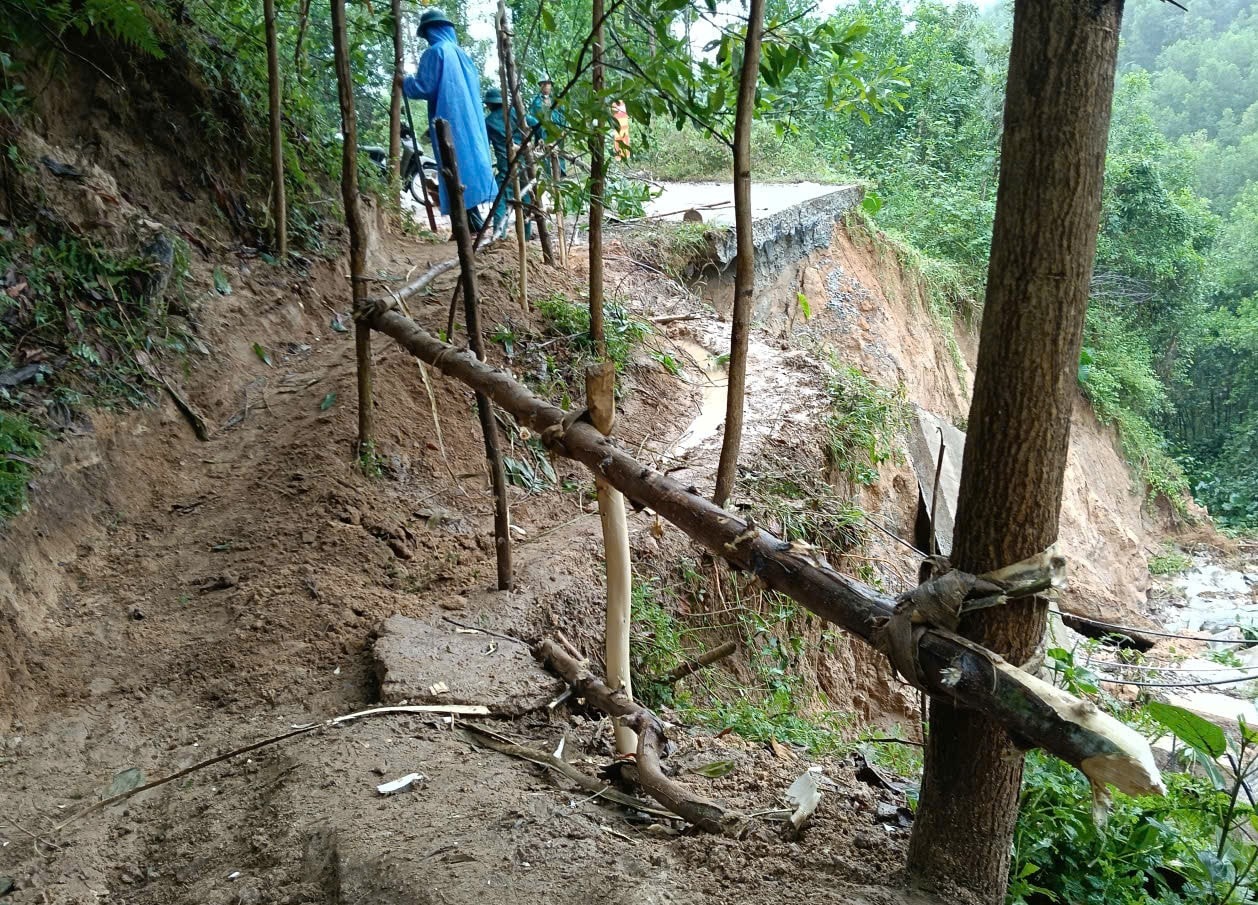 ເປີດເສັ້ນທາງຊົ່ວຄາວຢູ່ທາງຄ້ອຍໃຫ້ປະຊາຊົນ ແລະ ນັກຮຽນຂ້າມຜ່ານຈຸດຜິດພາດທາງລຸ່ມໂຮງຮຽນປະຖົມໜອງວັນແດນ. ພາບ: NGUYEN BINH