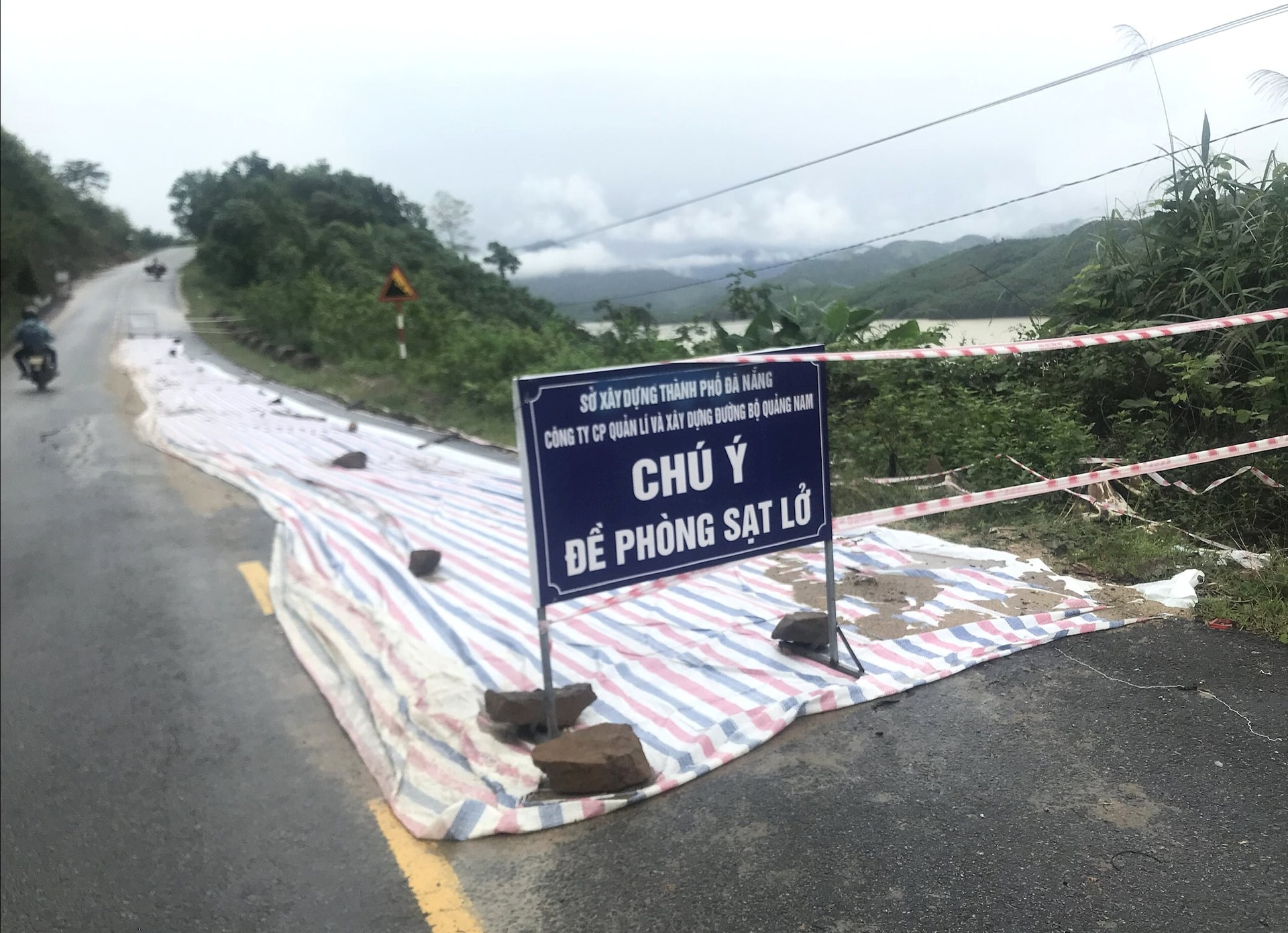 ຮອຍແຕກທີ່ຍາວຢູ່ເສັ້ນທາງຫຼວງແຫ່ງຊາດ 40B, ໄປຫາເຂື່ອນໄຟຟ້າຫຼັກ 2 ຂອງເຂື່ອນໄຟຟ້າເຊປຽນ-ເຊນໍ້ານ້ອຍ ແມ່ນໄດ້ປົກຄຸມດ້ວຍຜ້າແພເພື່ອປ້ອງກັນນໍ້າຝົນ ແລະ ປ້ອງກັນເສັ້ນທາງດັ່ງກ່າວເປັນການຊົ່ວຄາວ. ພາບ: NGUYEN BINH