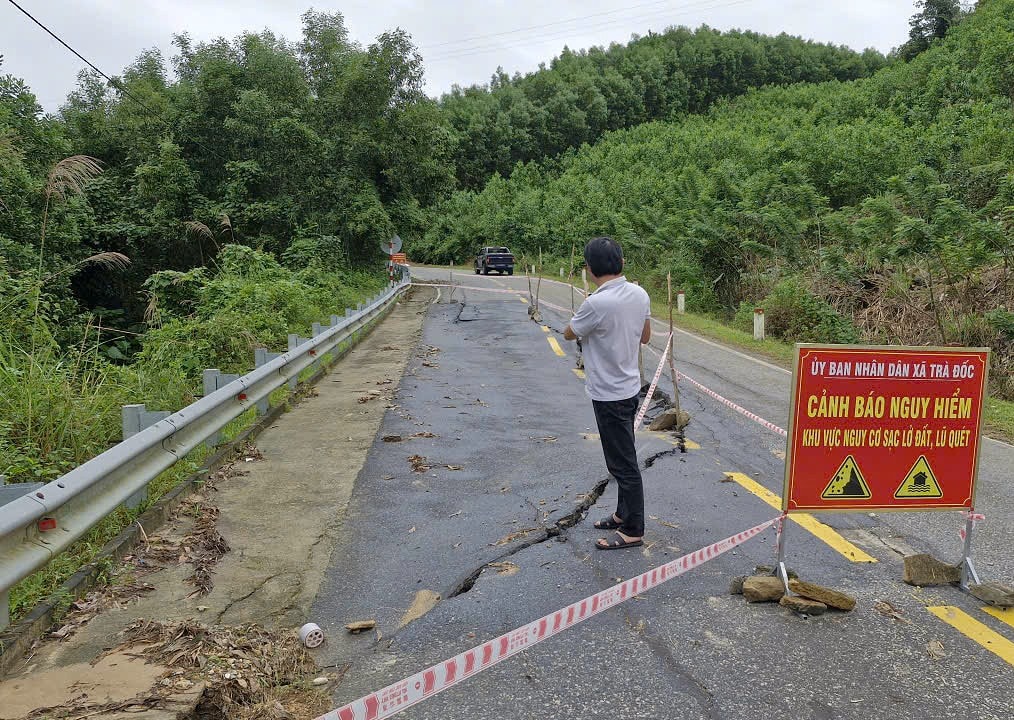 ຮອຍແຕກແມ່ນຍາວນານ, ໄພຂົ່ມຂູ່ວ່າຈະທຳລາຍຖະໜົນເຈື່ອງເຊີນຕາເວັນອອກທັງໝົດຜ່ານຕາແສງ Tra Doc. ພາບ: NGUYEN BINH