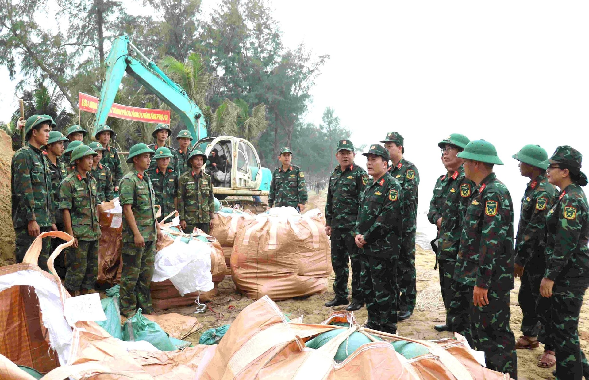 Phó Chính ủy Quân khu 5 động viên cán bộ, chiến sĩ Trung đoàn 885 và Tiểu đoàn 699 (Bộ CHQS thành phố Đà Nẵng) tham gia khắc phục sạt lở bờ biển Tân Thành.