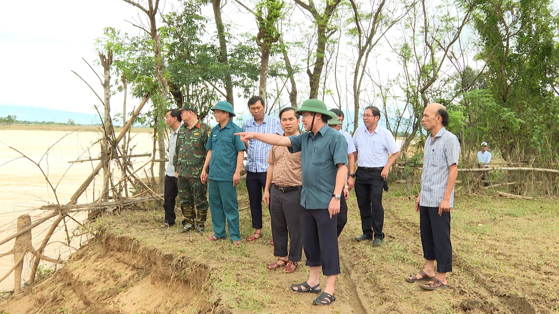 O vice-presidente do Comitê Popular da cidade de Da Nang, Phan Thai Binh, inspecionou a área afetada pelo deslizamento de terra no aterro do rio Thu Bon, na vila de Ky Bi, comuna de Dien Ban Tay.