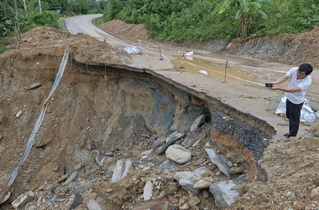 ຈຸດດິນເຈື່ອນ, ດິນເຈື່ອນກວ່າເຄິ່ງໜຶ່ງຂອງເສັ້ນທາງຕາເວັນອອກເຈື່ອງເຊີນ, ຕົກເຂົ້າສູ່ໜອງນ້ຳຂອງເຂື່ອນໄຟຟ້ານ້ຳເຊືອງ 2. ພາບ: NGUYEN BINH