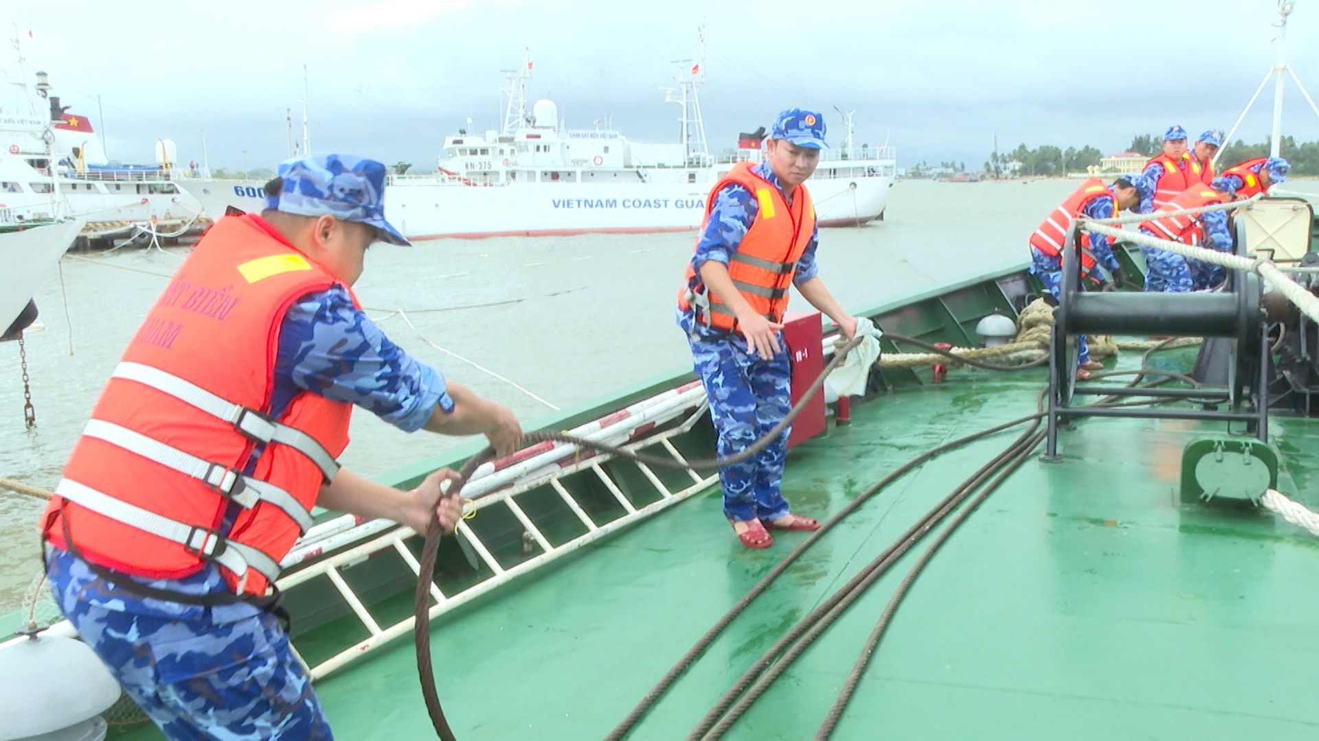 Les officiers et les soldats du commandement de la région 2 des garde-côtes sont prêts à intervenir en cas de tempête n° 13. Photo : QUOC THANH