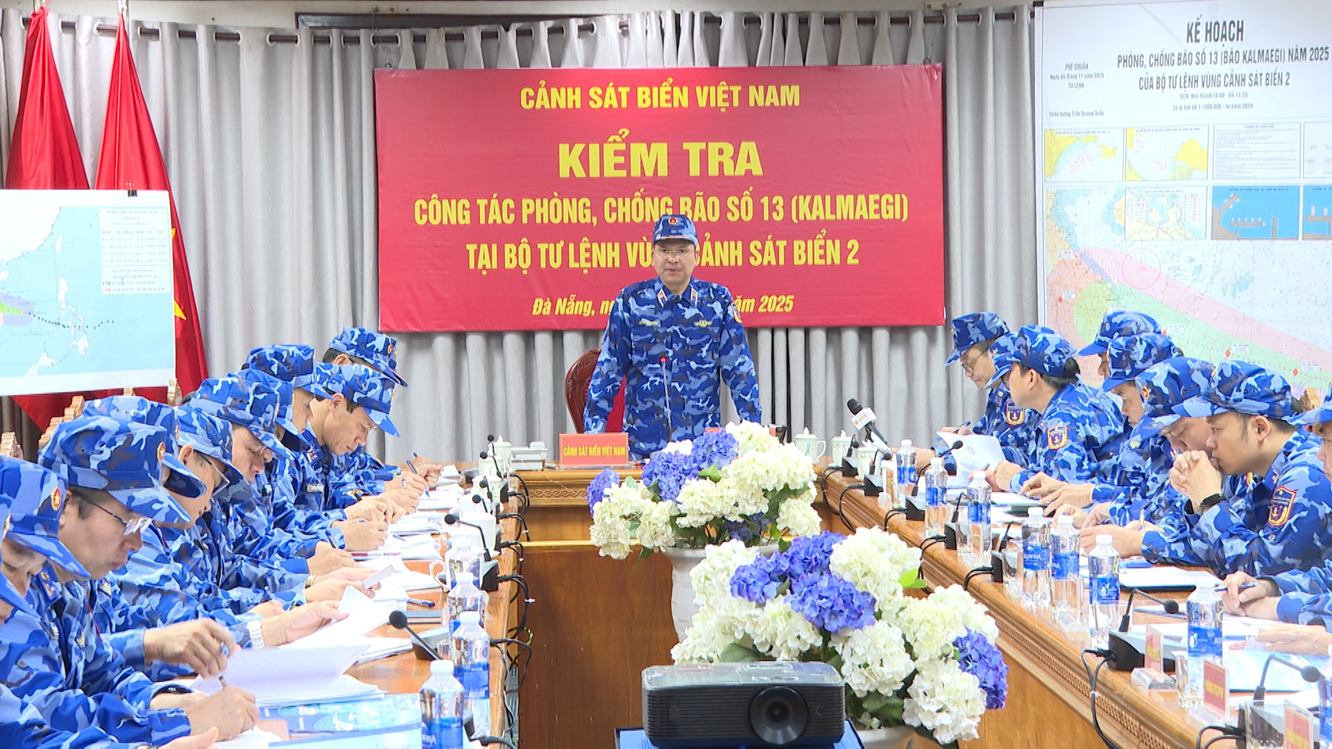 Le général de division Le Dinh Cuong, commandant des garde-côtes vietnamiens, a conclu l'inspection. Photo : QUOC THANH