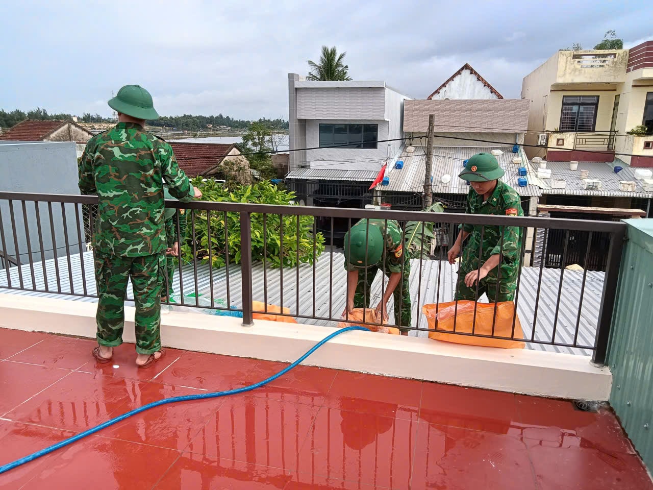 Autoritățile și membrii sindicatului tinerilor din districtul Quang Phu au ajutat oamenii să-și consolideze casele înainte ca furtuna nr. 13 să ajungă la uscat.