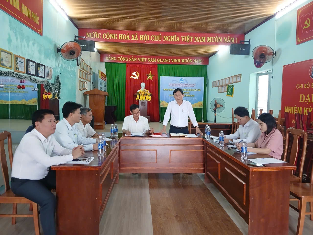 Ủy ban Kiểm tra Đảng ủy phường Liên Chiểu kiểm tra tại chi bộ Đa Phước 2. Ảnh: X.H