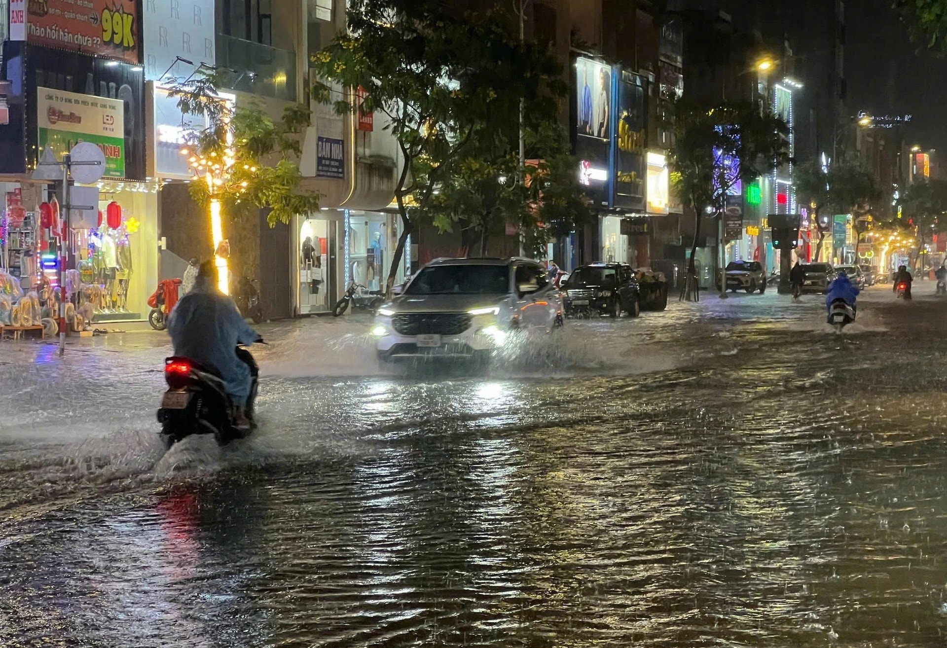 Trong quy hoạch, xây dựng đô thị cần tính đến giải pháp thiết kế thoát nước mưa. Trong ảnh: Một tuyến đường tại Đà Nẵng bị ngập sau mưa lớn. Ảnh: A.DUY