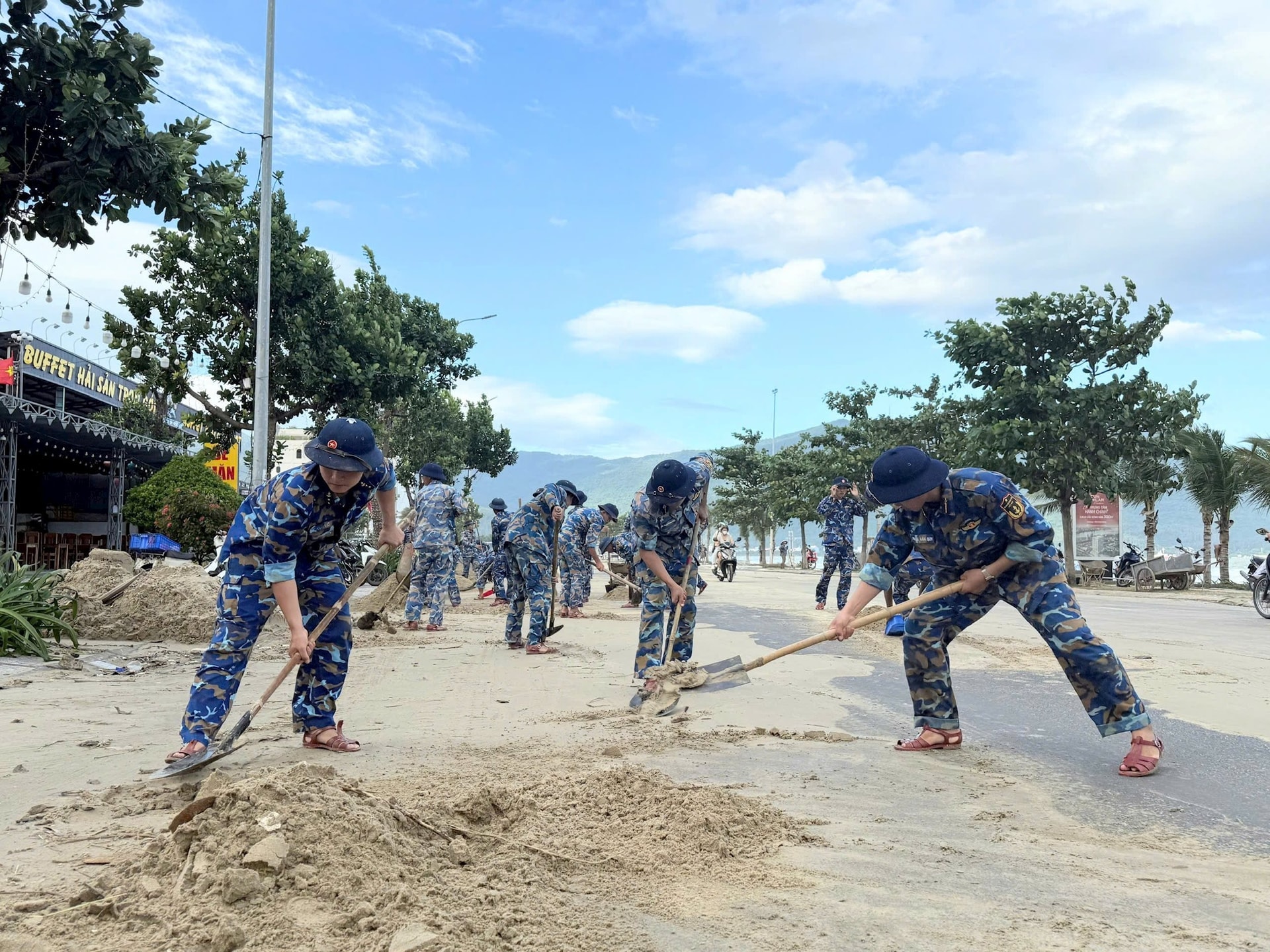 Soldater fra det 83. marinekorpset samler sand og grus fra bølgene på Hoang Sa-veien (1).jpg