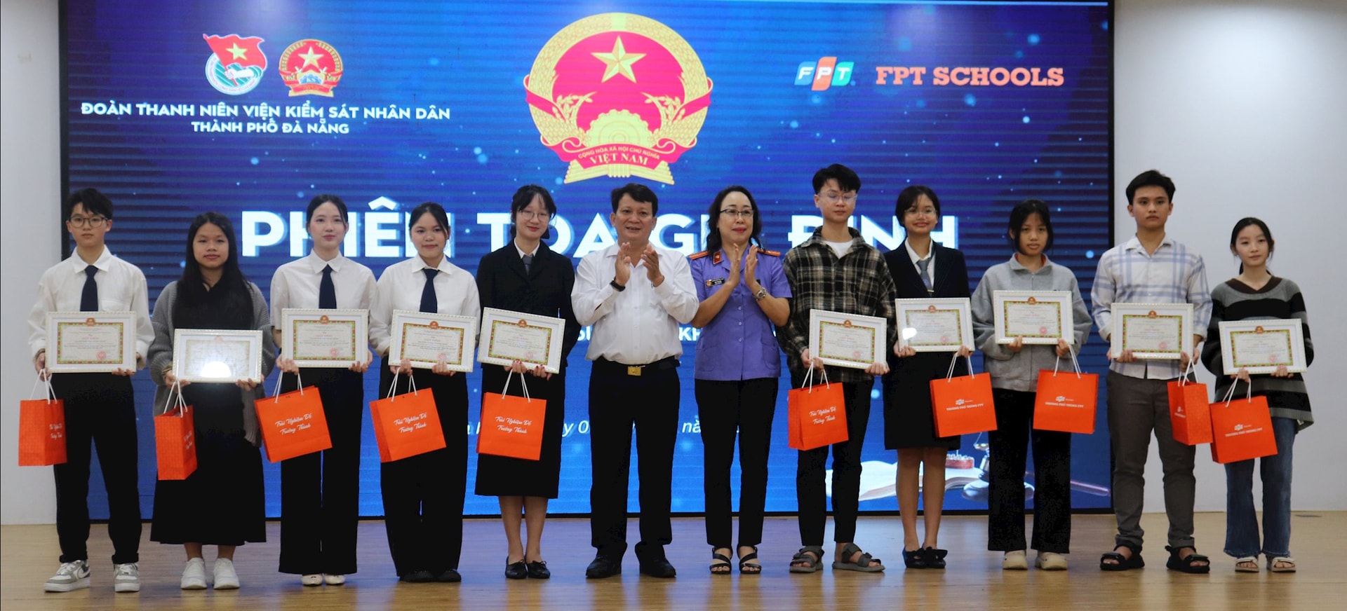 សរសើរសិស្ស FPT