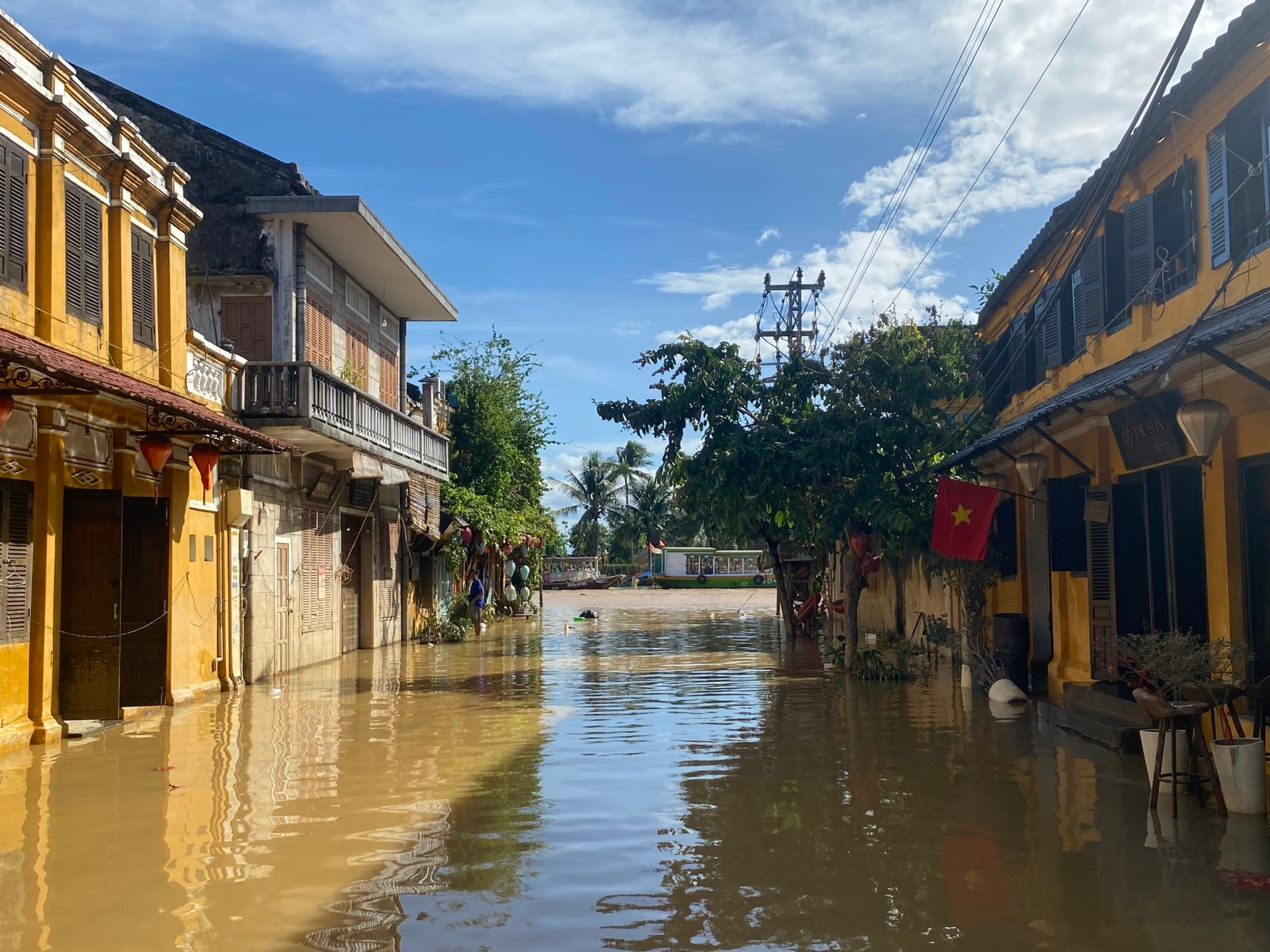 ចំណែកផ្លូវឡឺឡៃ ជាប់ផ្លូវបាក់ដូង នៅតែជន់លិចនៅរសៀលថ្ងៃទី៧ វិច្ឆិកា។ រូបភាព ៖ KHÁNH LINH