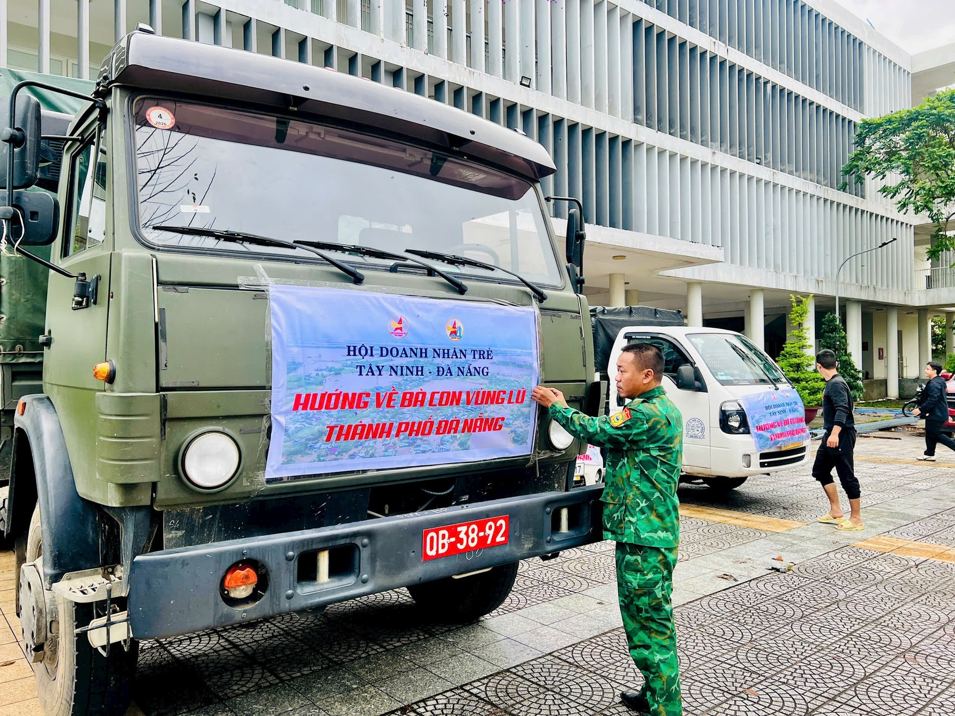 Пограничная служба города Дананг организовала сотни транспортных средств для перевозки грузов в поддержку людей, пострадавших от затопления. Фото: BA VIN