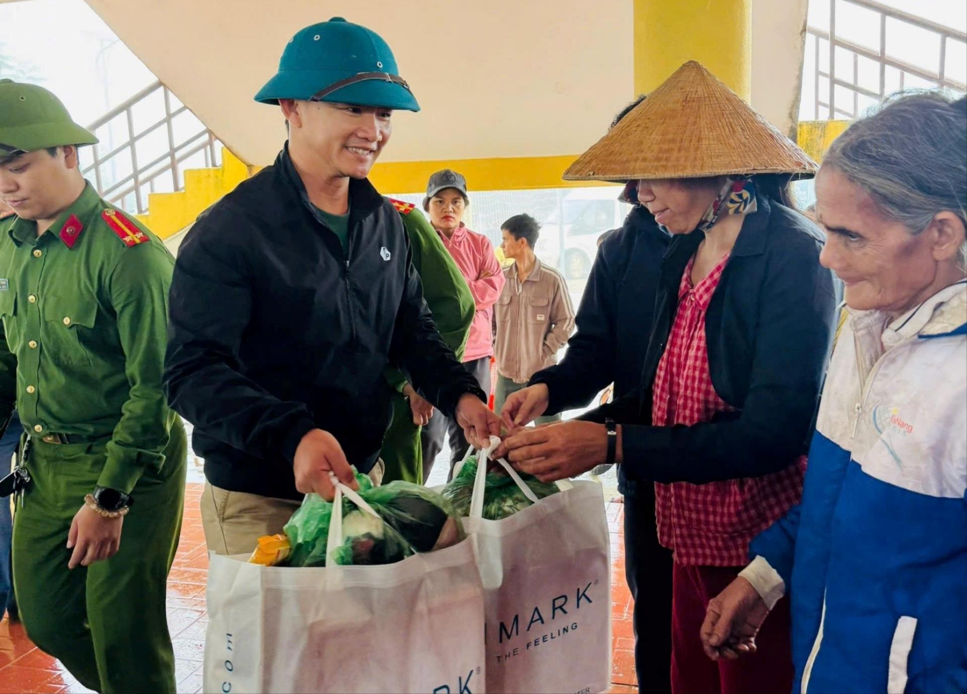 Заместитель председателя Народного комитета округа Анхай Зыонг Тхань Ха (слева) совместно с администрацией коммуны Тра Линь организовал доставку предметов первой необходимости жителям коммуны. Фото: БАО ЛАМ