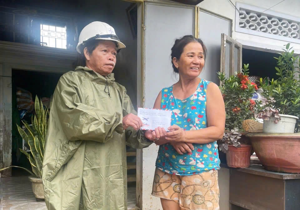 The Liaison Committee of the Nam Phuoc Town Association promptly gave gifts to support people in the old Nam Phuoc Town area.