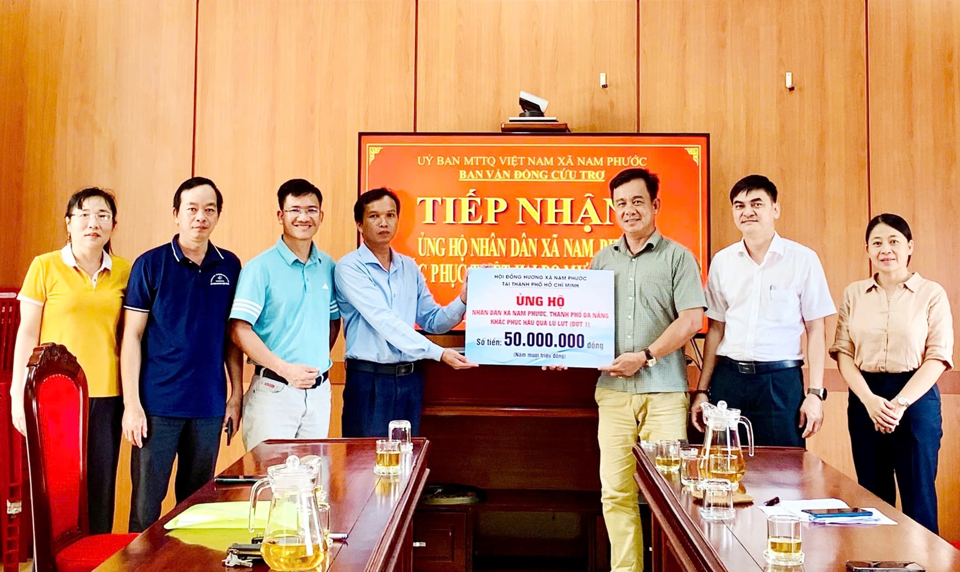 The Nam Phuoc Commune People's Council in Ho Chi Minh City presented 50 million VND in support of the three children of the hometown to the Vietnam Fatherland Front Committee of Nam Phuoc Commune (1).jpg