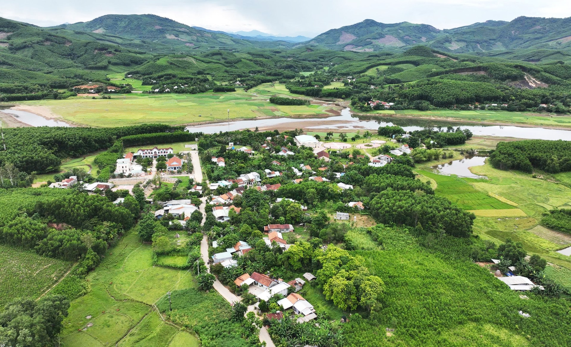 ជាមួយនឹងដីភ្នំ គំរូសេដ្ឋកិច្ចតាមសួនច្បារ និងកសិដ្ឋានគឺសមរម្យណាស់សម្រាប់ការអភិវឌ្ឍន៍ប្រកបដោយនិរន្តរភាព។