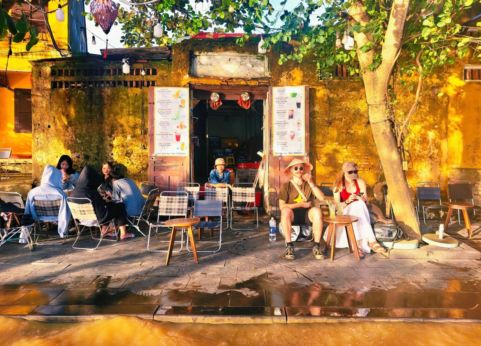 După furtună și inundații, turiștii se întorc la Hoi An într-o zi însorită. Fotografie: Trung Dao