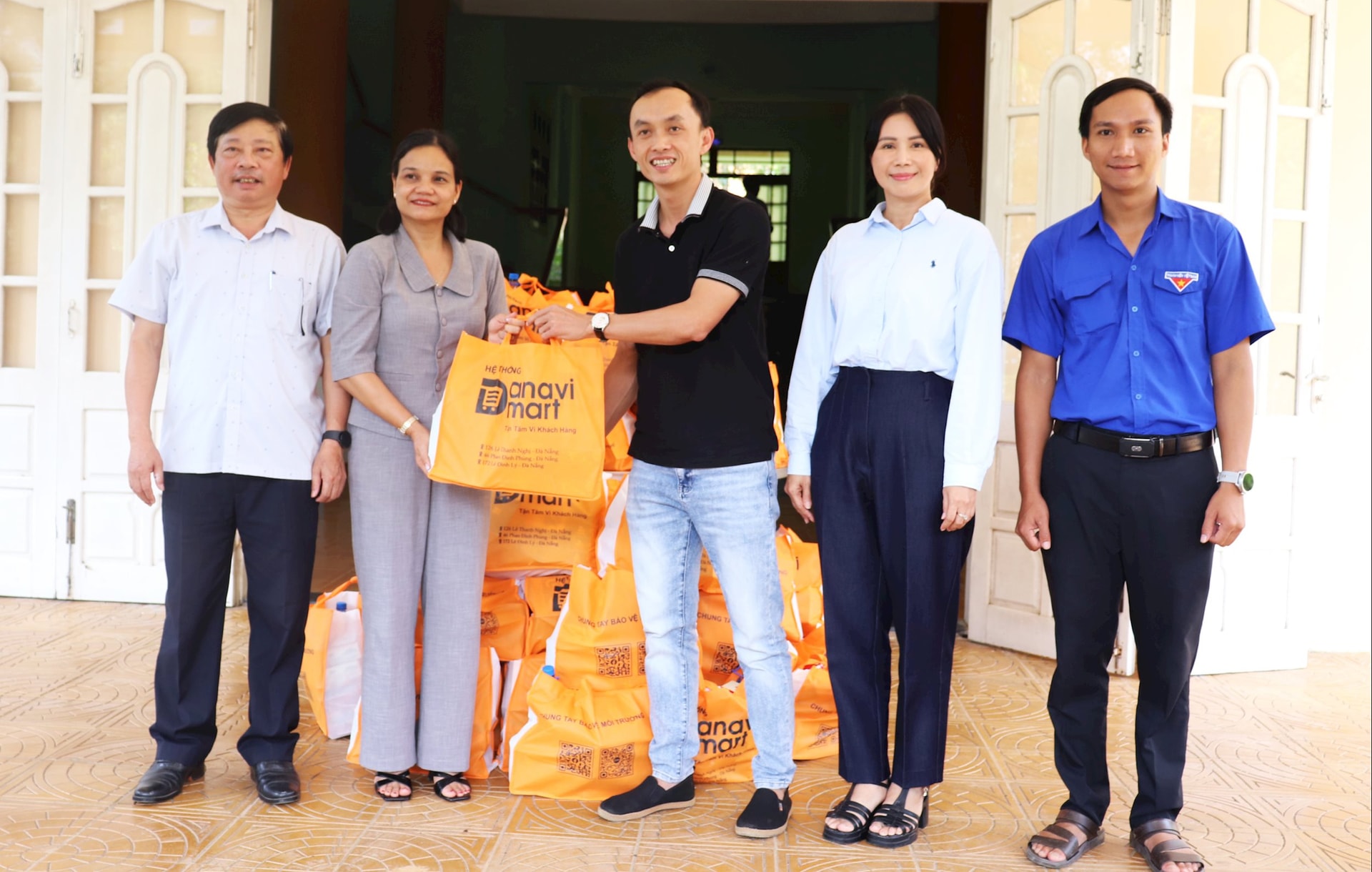 Đại diện Hội Doanh nhân trẻ thành phố trao 50 suất quà cho các hộ dân có hoàn cảnh khó khăn của xã Nam Trà My. Ảnh: ĐẮC MẠNH