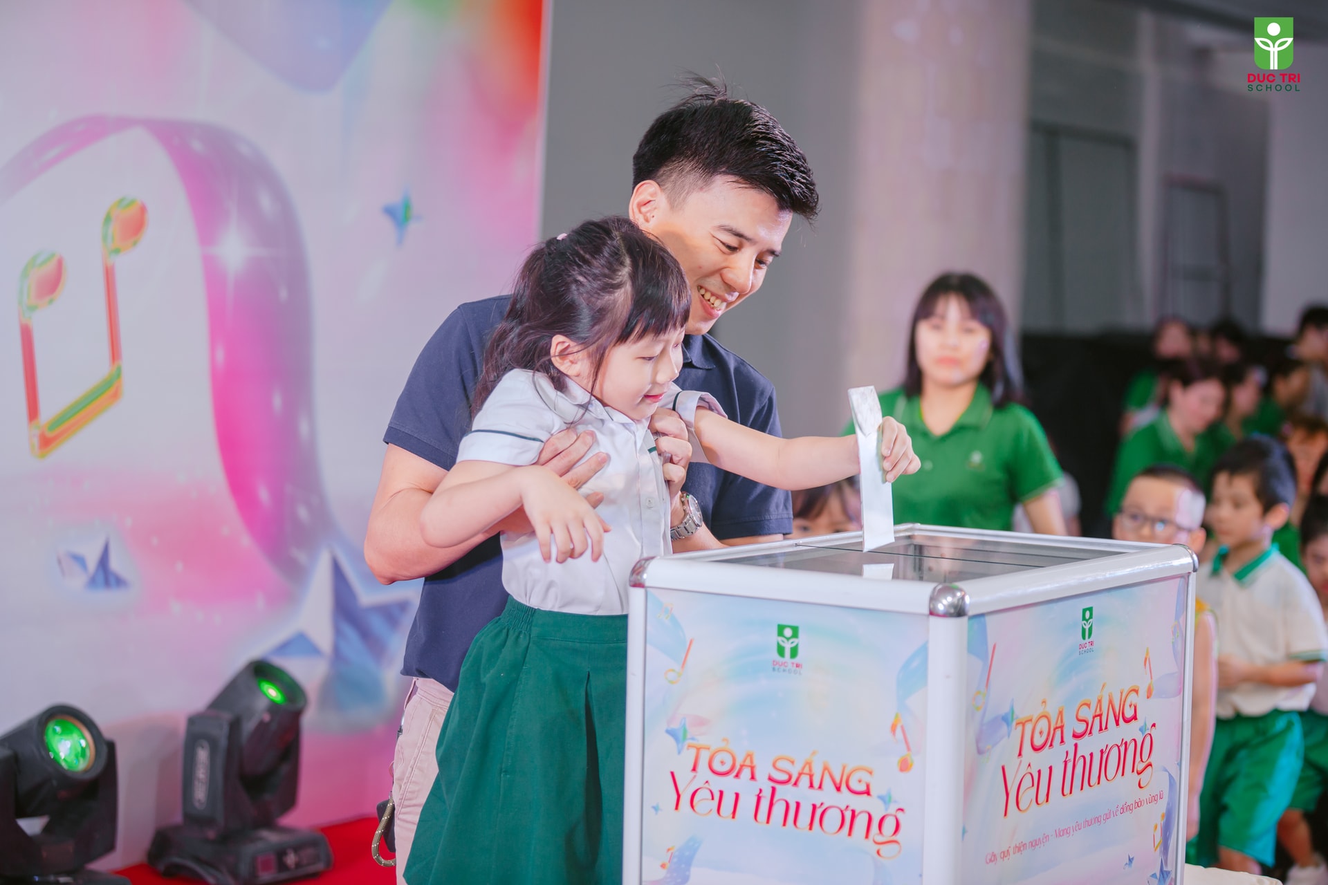 ១១ ឌុក ទ្រី