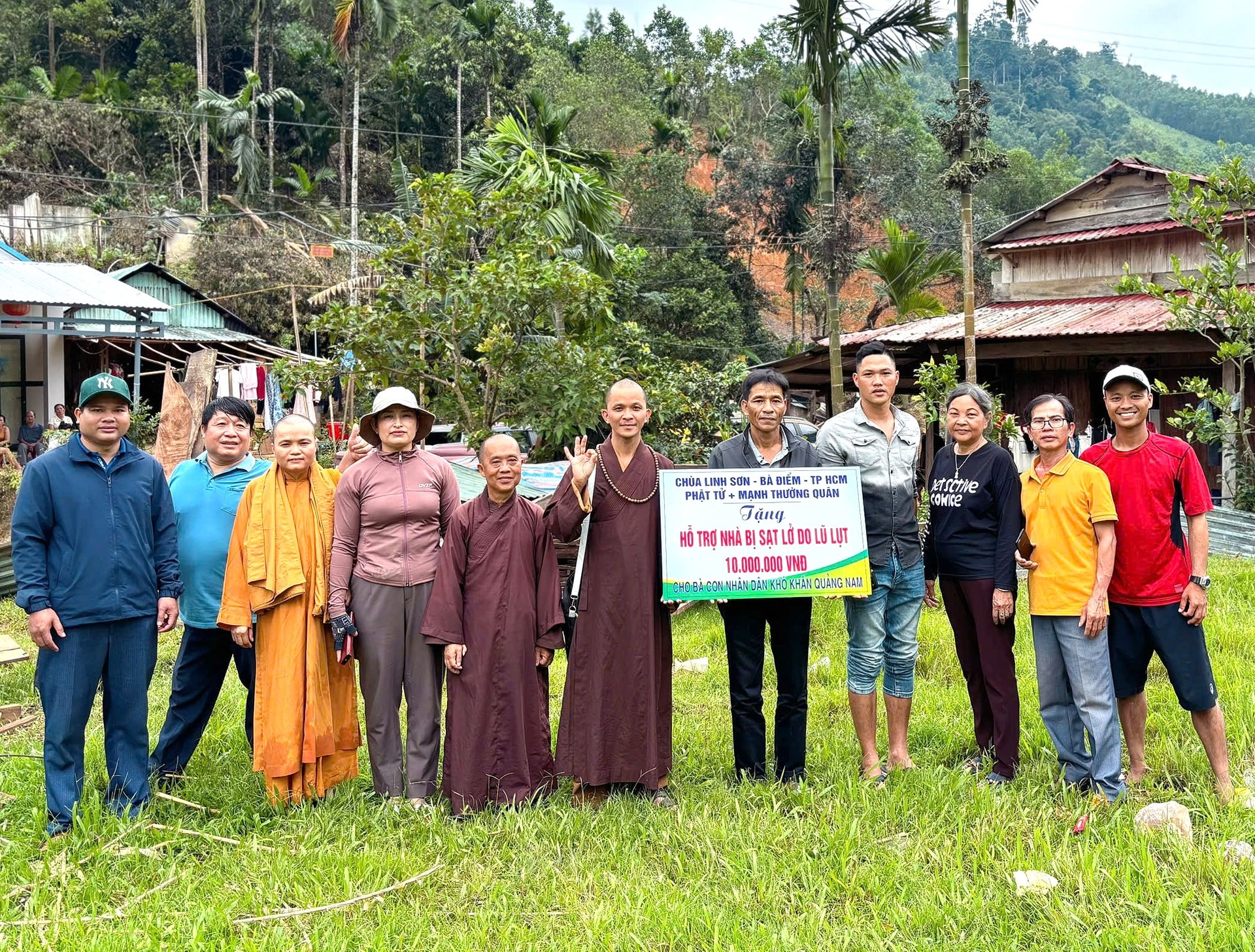 ການນຳຄະນະແນວໂຮມປະເທດຊາດຫວຽດນາມ ຕາແສງ ຈ່າຢ໋າບ ແລະ ຄະນະອາສາສະໝັກ ໄດ້ໄປຢ້ຽມຢາມ ແລະ ມອບຂອງຂວັນບັນເທົາທຸກໃຫ້ແກ່ຄອບຄົວຂອງທ່ານ ຫງວຽນທ້ຽນເຍີນ ຢູ່ໝູ່ບ້ານ 3, ເຮືອນຊານບ້ານຊ່ອງພັງລົງ, ບາດເຈັບສາຫັດ 2 ຄົນ ເນື່ອງໃນໂອກາດວັນມະຫາສາມັກຄີແຫ່ງຊາດ. ພາບ: ວັນບິງ.